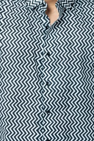 BLACK AND WHITE ZIG ZAG  PRINT SUMMER REGULAR FIT SHIRT. - Image 8